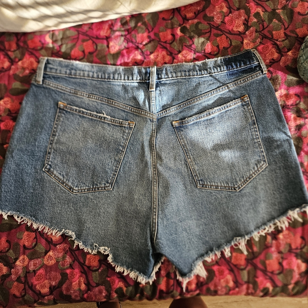 Abercrombie The Mom Short - Picture 2 of 5